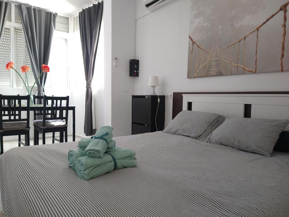 Amplio estudio,vista mar y montaña, a pasos del centro Torremolinos Exterior foto