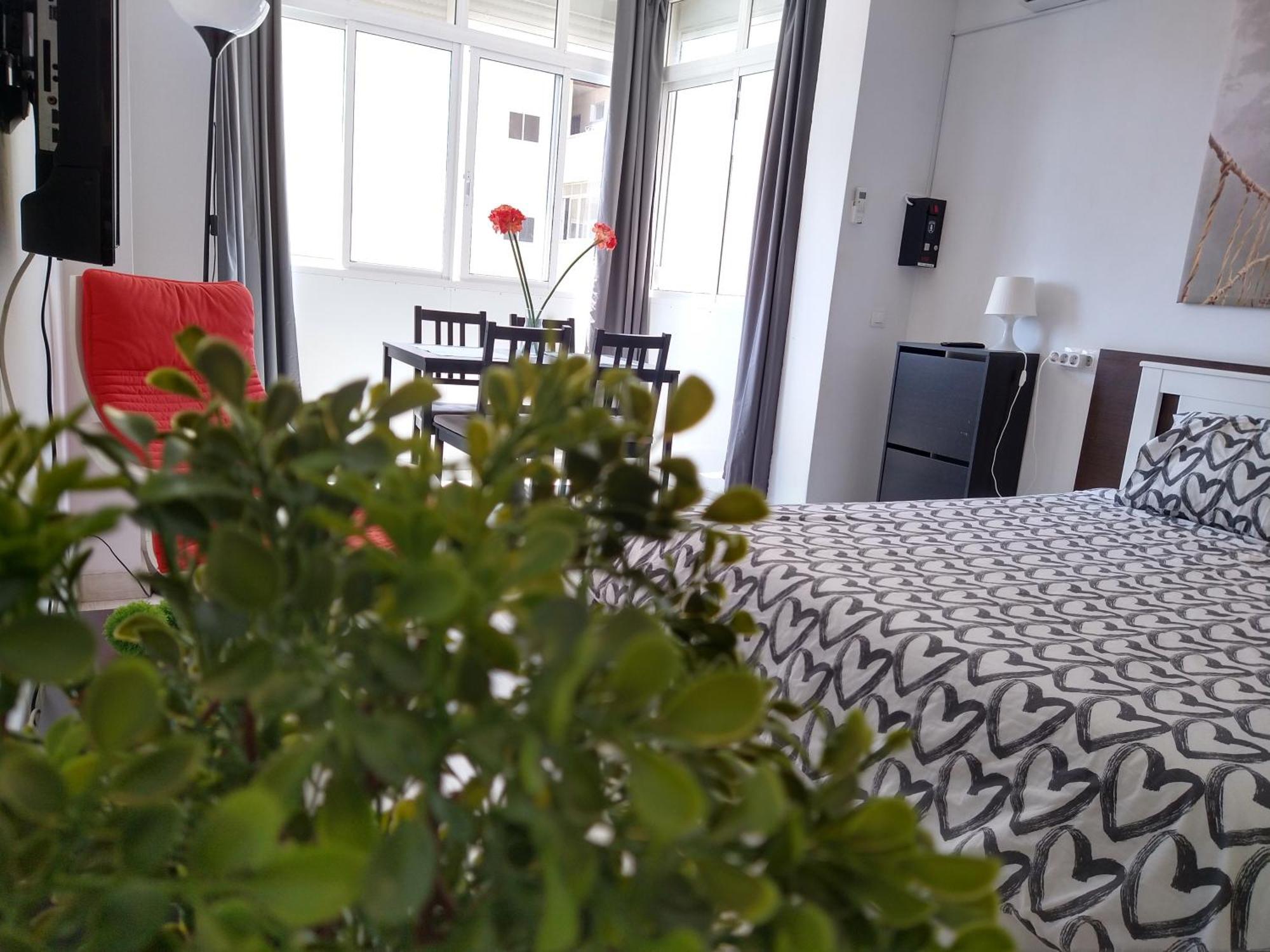 Amplio estudio,vista mar y montaña, a pasos del centro Torremolinos Exterior foto